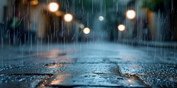 现在雨还在下出自哪首歌？