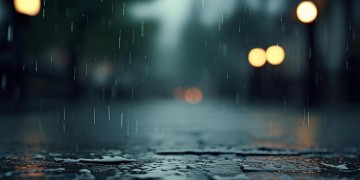 天在下雨而我在出自哪首歌？